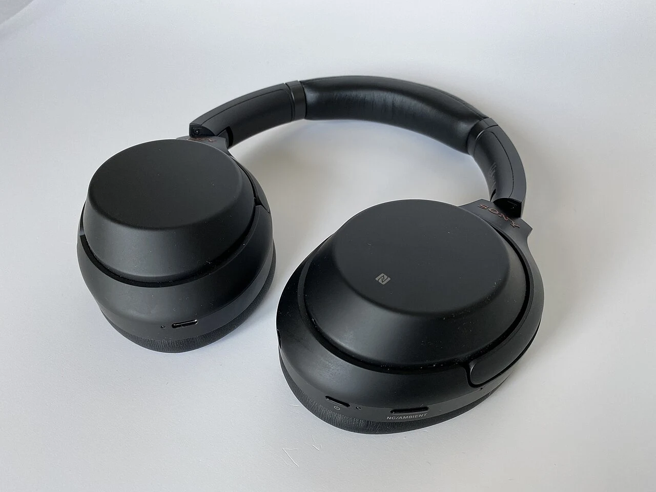 The complete WH-1000XM3 headphones laid flat.
